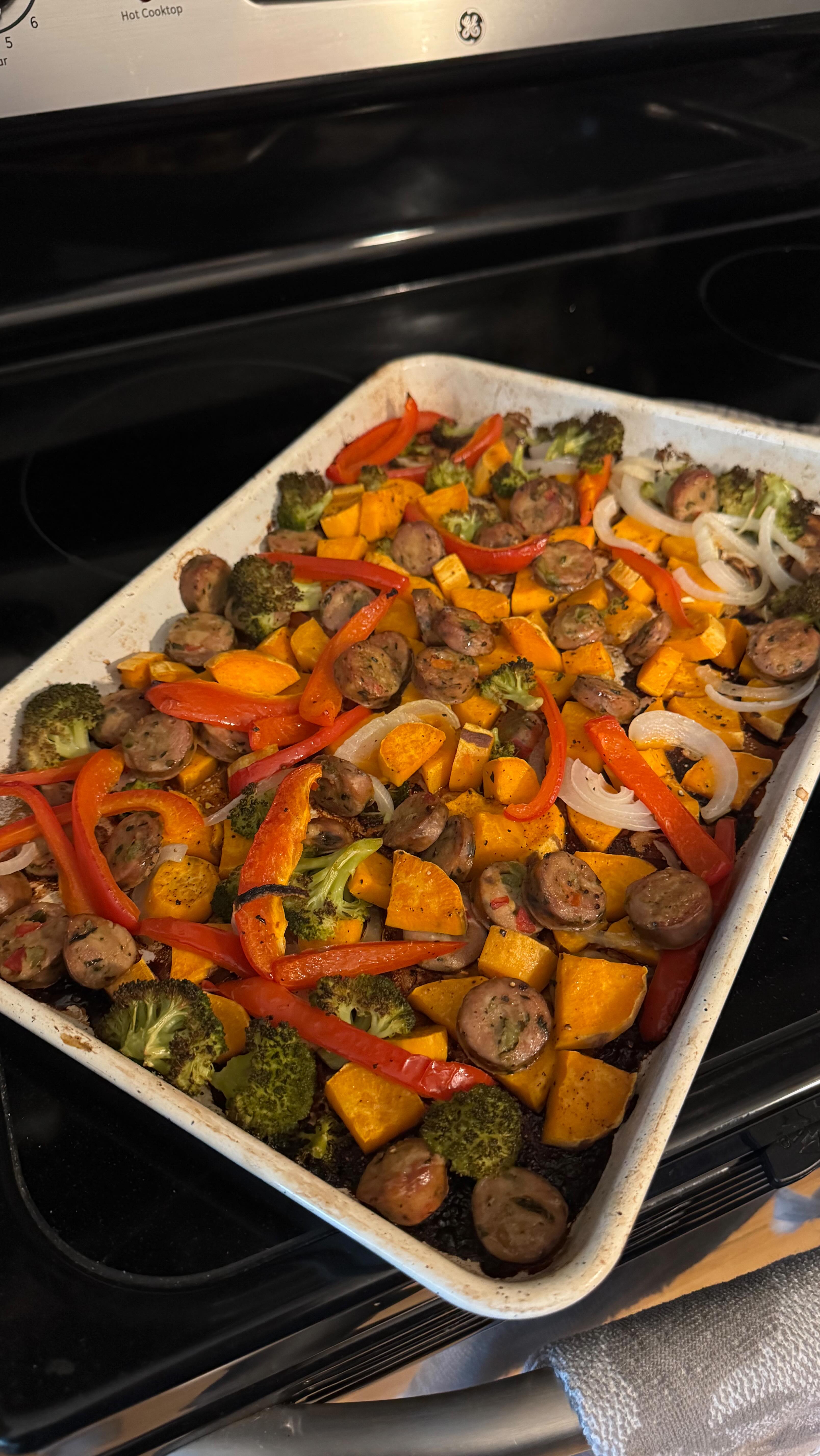 happy sunday!! been awhile since I posted a video like this but with longer days, means more light to film 🌞🎥 

a little glimpse as to how I set myself up for the week as a personal trainer! hope this gives a little meal inspo for the week ahead :) breakfast, lunch and cream prep was all done in under an hour! 

#sundaymealprep #healthymealprep #breakfastprep #healthyrecipes mealinspo